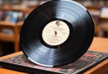 LE RETOUR DES VINYLES : NOSTALGIE ÉPHÉMÈRE OU RÉVOLUTION CULTURELLE FACE AU TOUT-NUMÉRIQUE ?